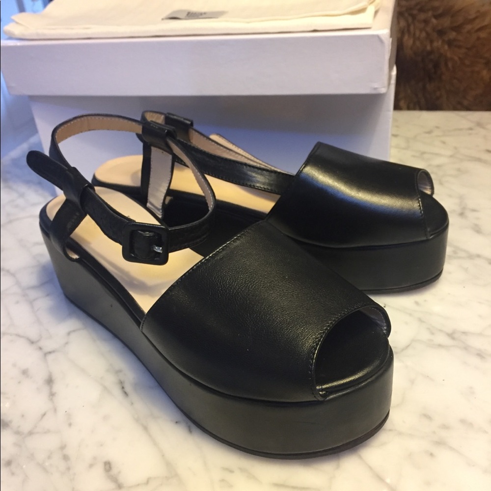 Platform shoes with buckle. Leather. New.